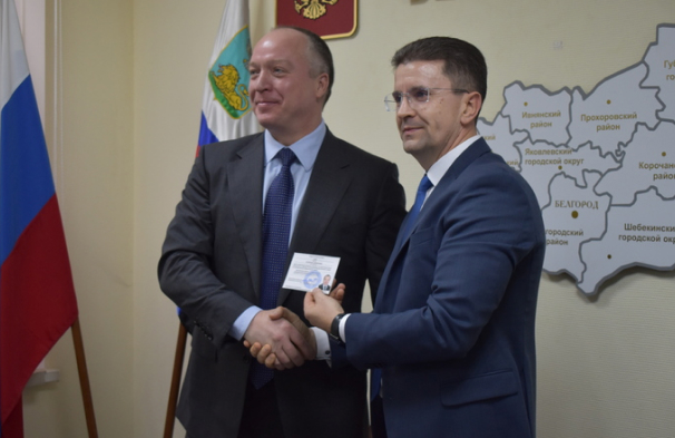 Скоч Андрей получает удостоверении кандидата в депутаты Государственной думы